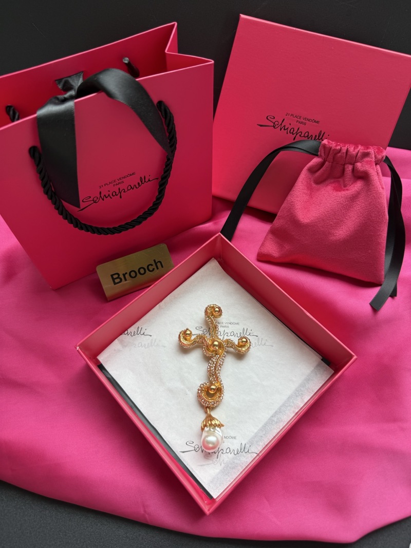 Брошь Schiaparelli в форме креста с жемчугом