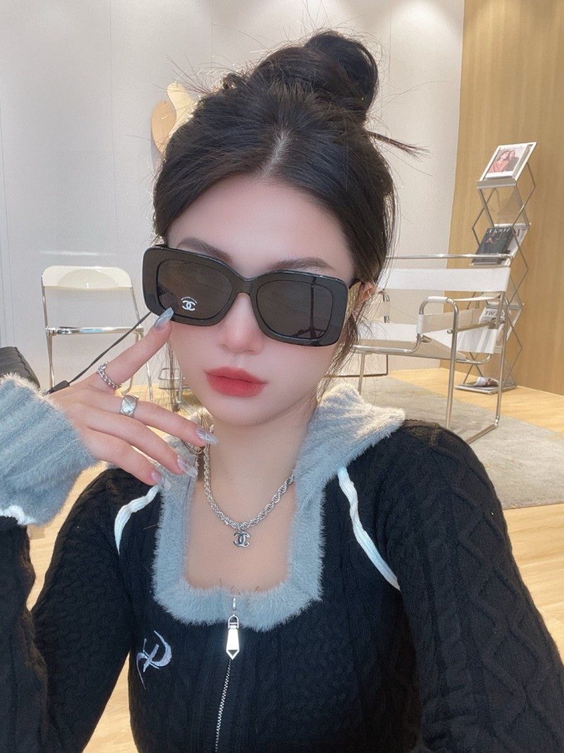 Солнцезащитные очки Chanel классические