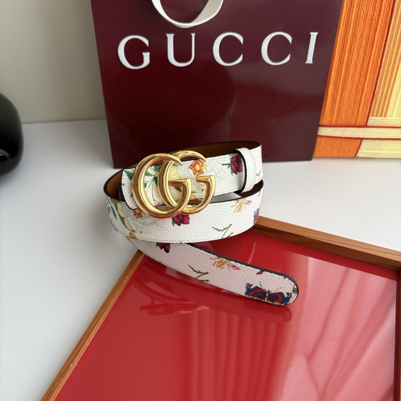 Ремень женский с цветочным принтом и золотым зажимом Gucci