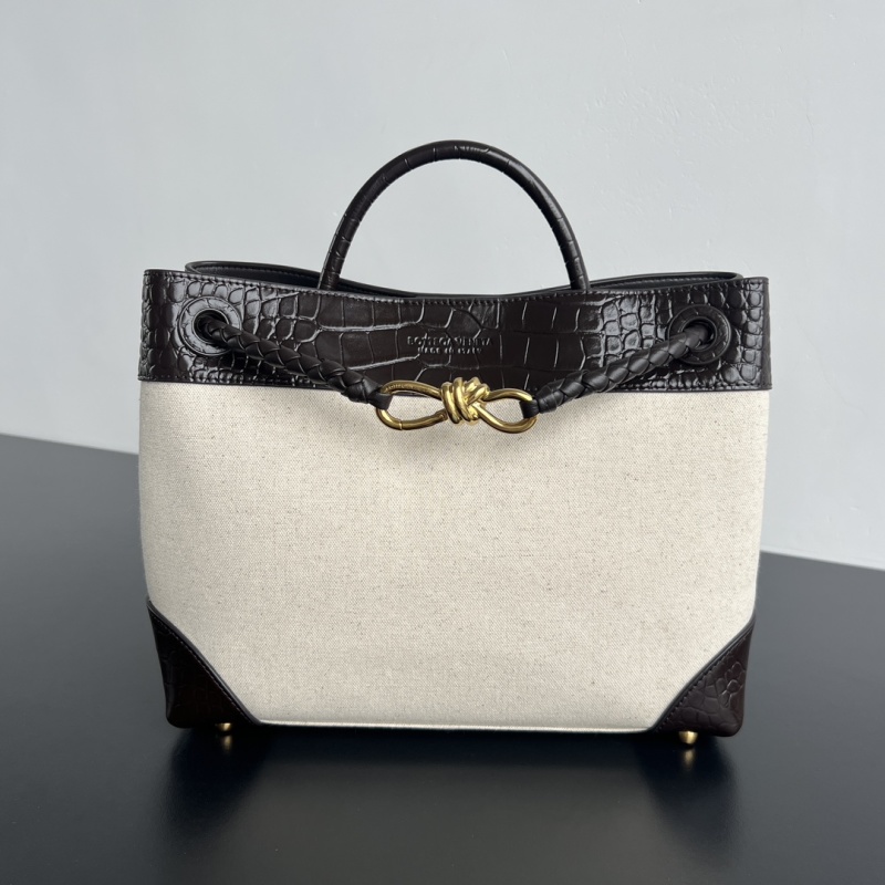 Сумка с крокодиловой текстурой и тканевым полотном Bottega Veneta