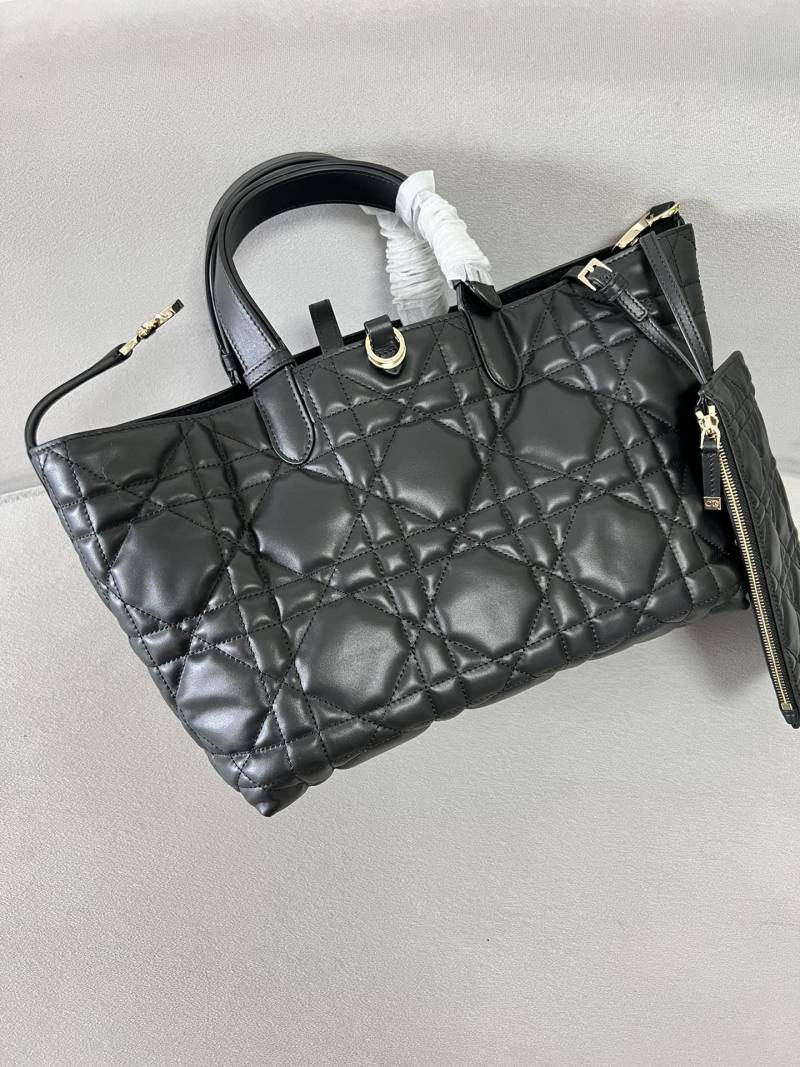 Черная кожаная сумка со стеганым узором и декоративным брелоком Dior