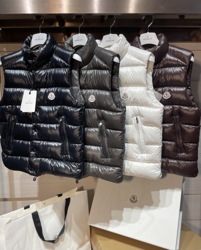 Жилеты Moncler