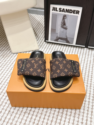 Женские шлёпанцы Louis Vuitton с монограммой