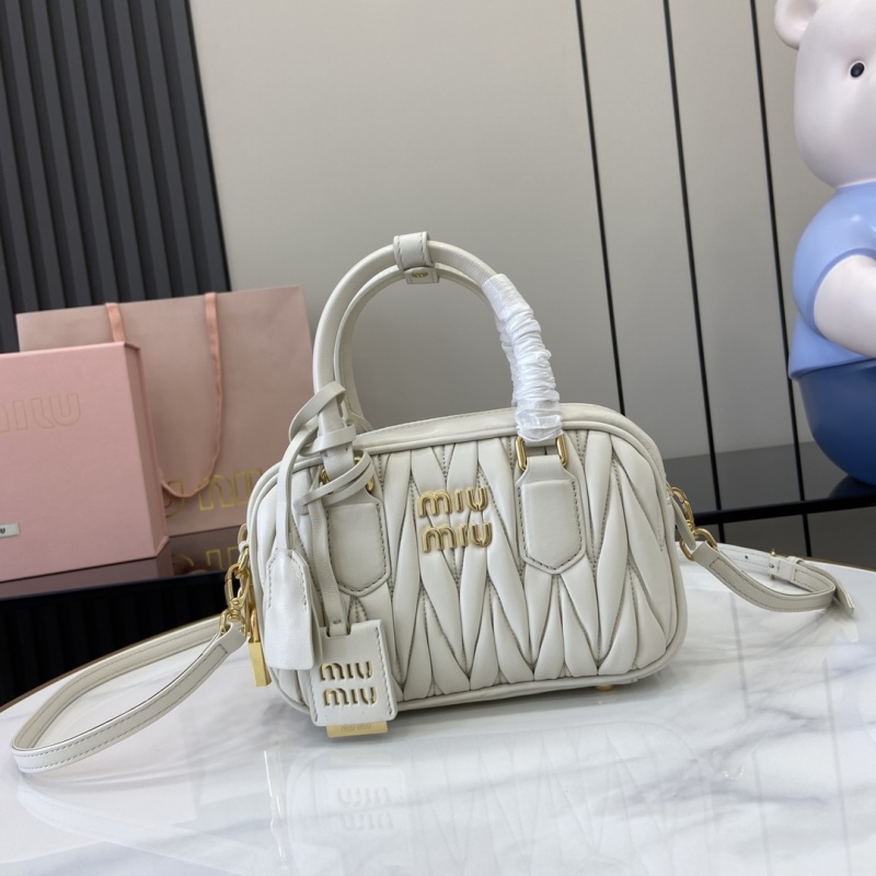 Сумка Miu Miu белая с ручкой