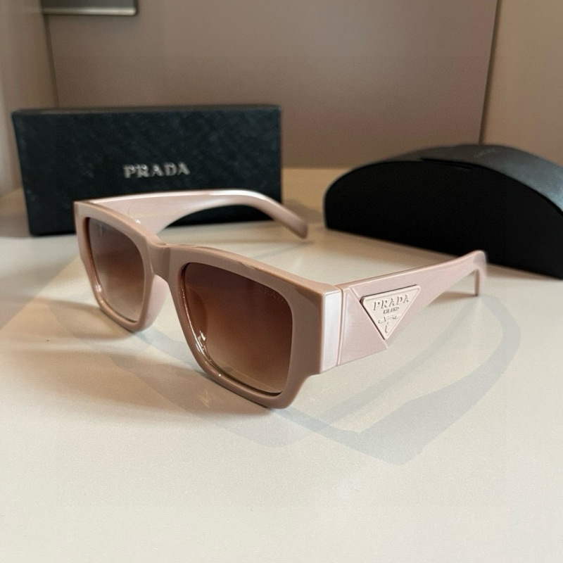 Солнцезащитные очки Prada