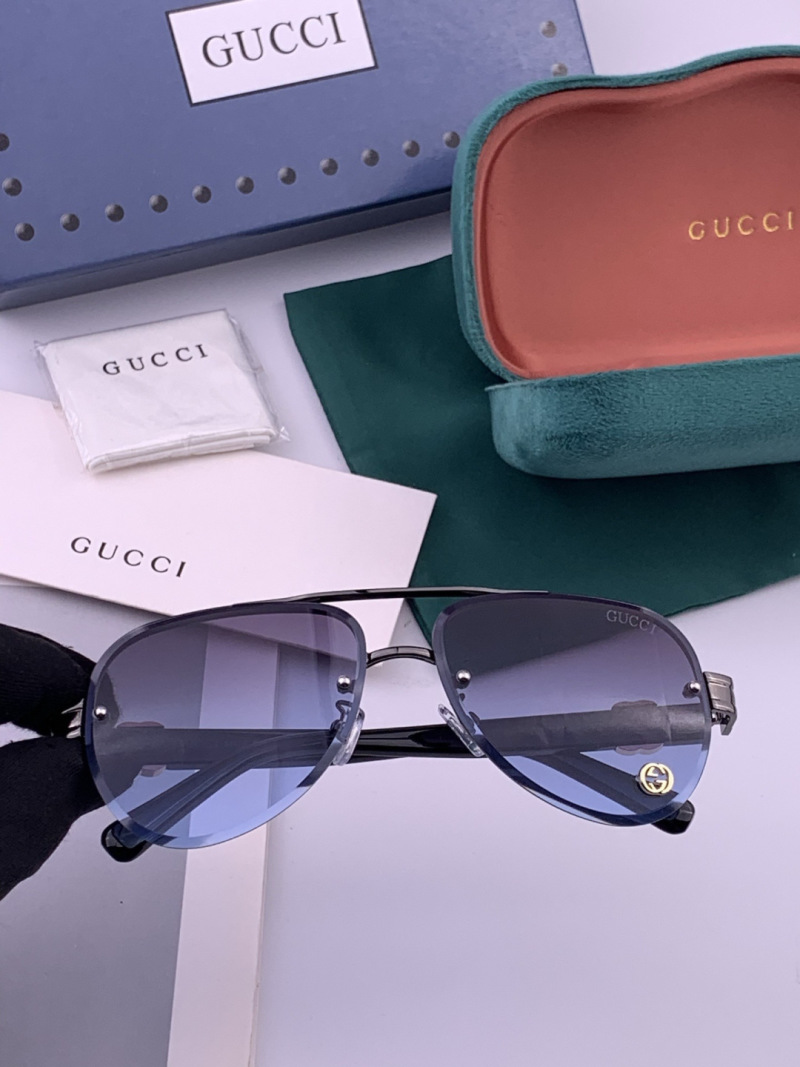 Солнцезащитные очки авиаторы в черной оправе Gucci