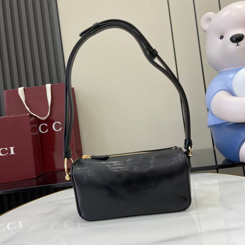 Черная кожаная сумка Gucci с ремешком