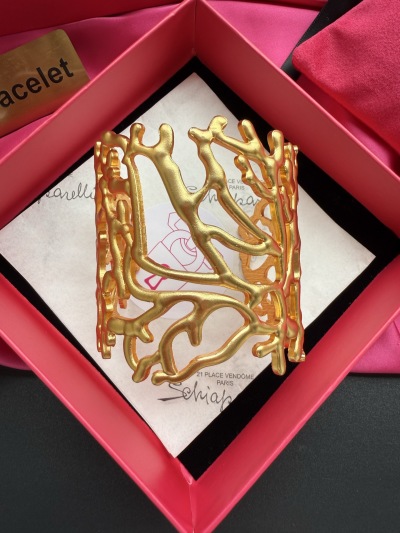 Золотистый браслет Schiaparelli