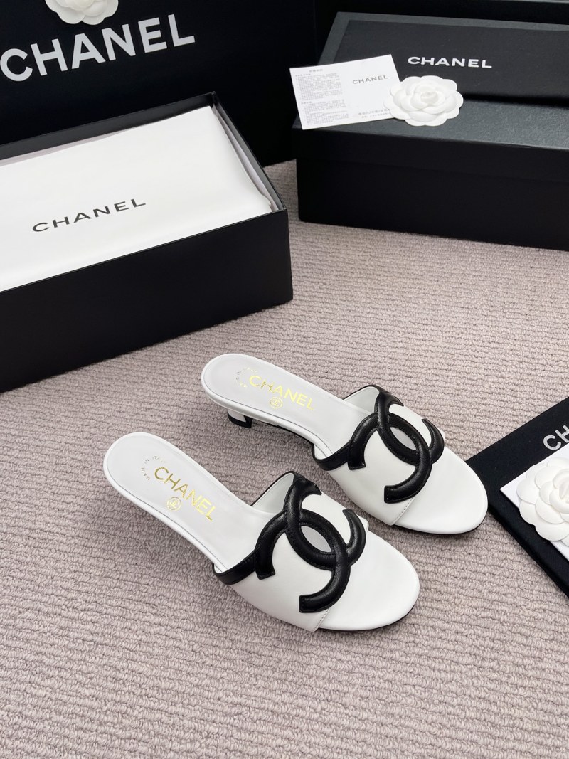 Женские босоножки с декоративным элементом Chanel