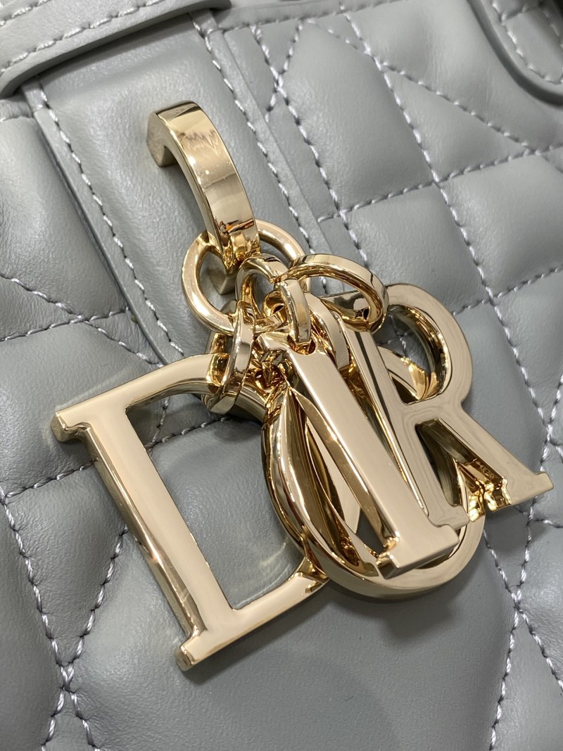 Сумка Dior с золотой фурнитурой серый