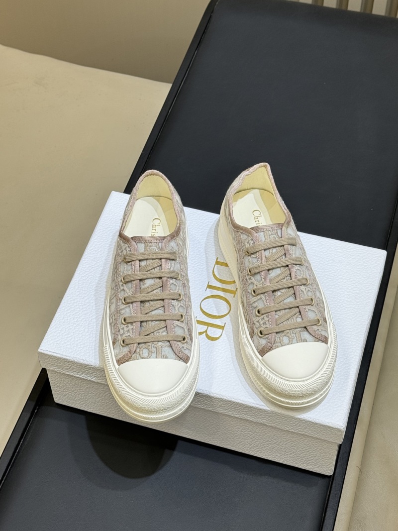 Женские кроссовки с монограммой Dior