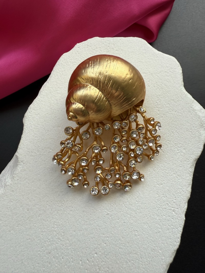 Брошь в виде улитки с кристаллами Schiaparelli