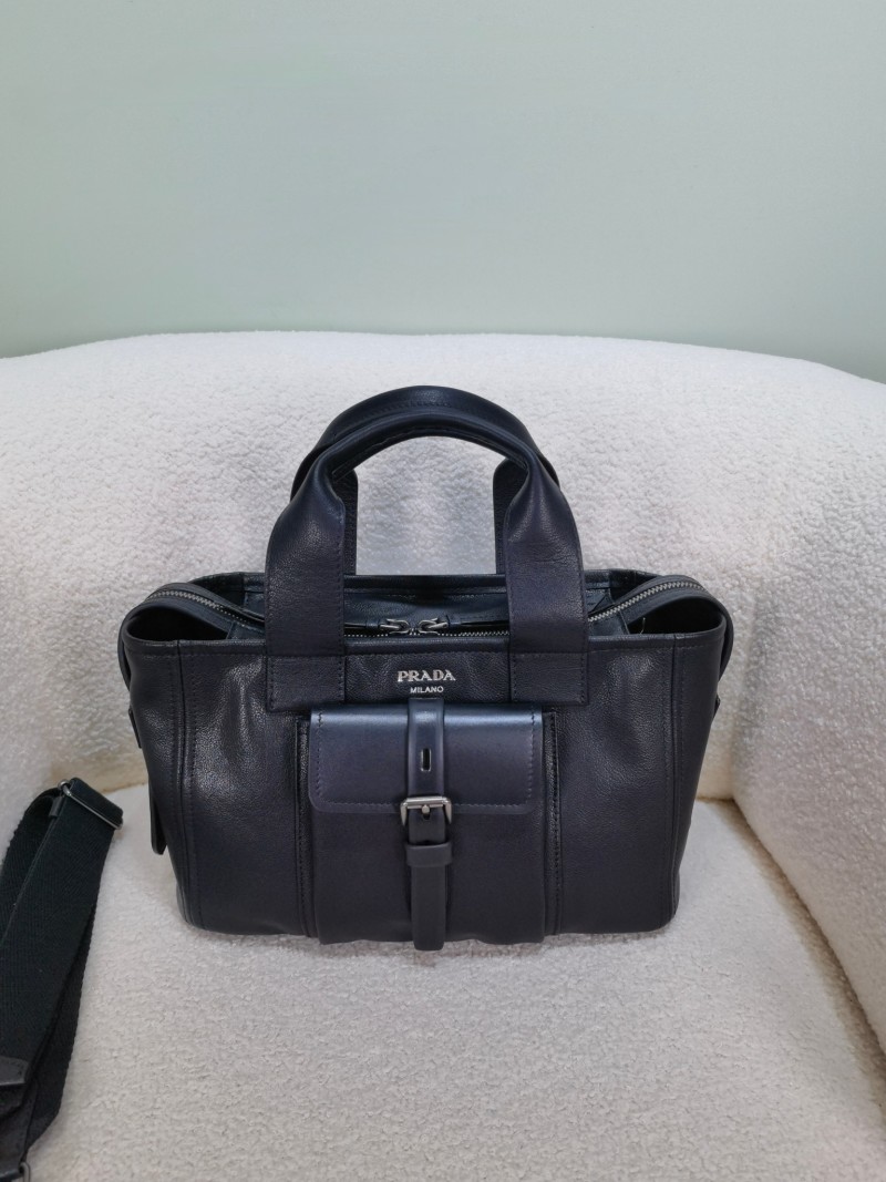 Чёрная сумка Prada с пряжкой