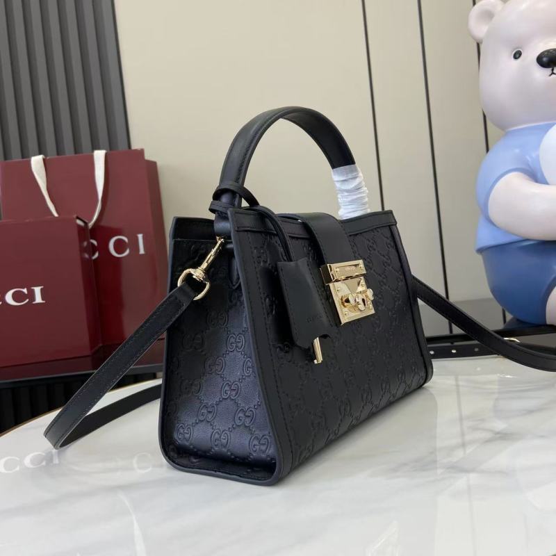 Черная сумка Gucci с золотой фурнитурой