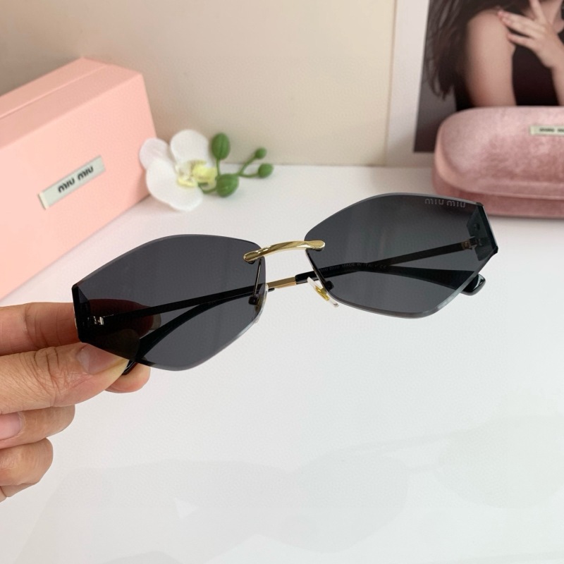 Солнцезащитные очки Miu Miu