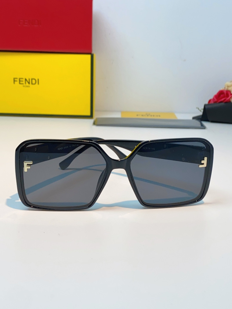 Солнцезащитные очки Fendi P100