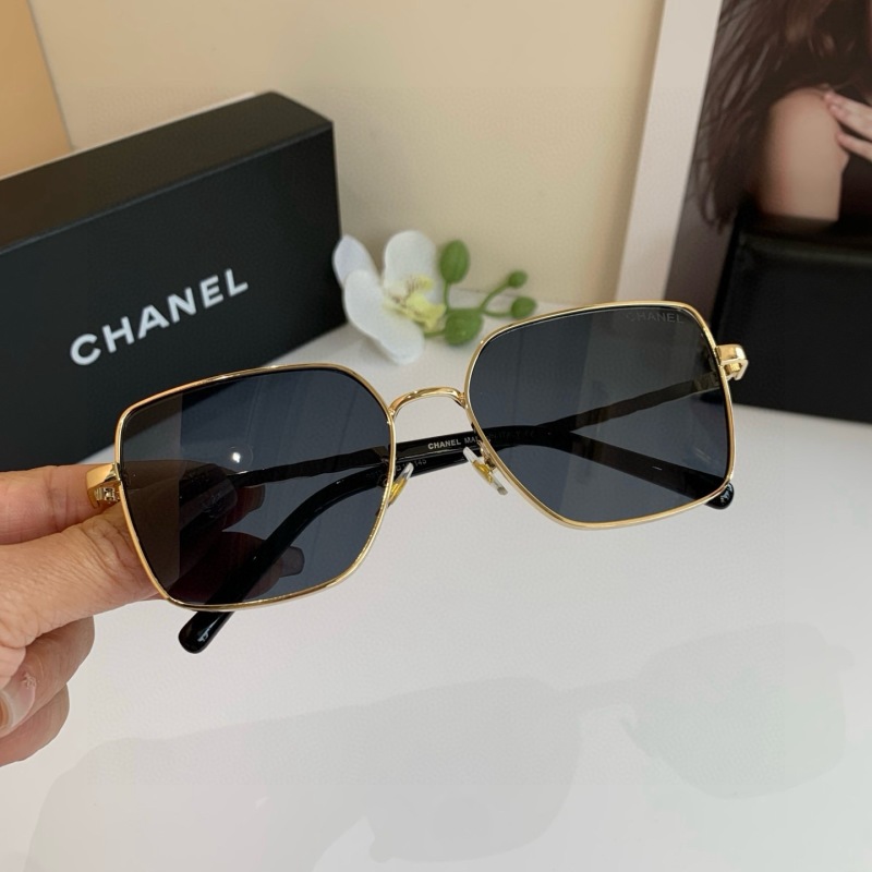 Солнцезащитные очки Chanel в золотой оправе