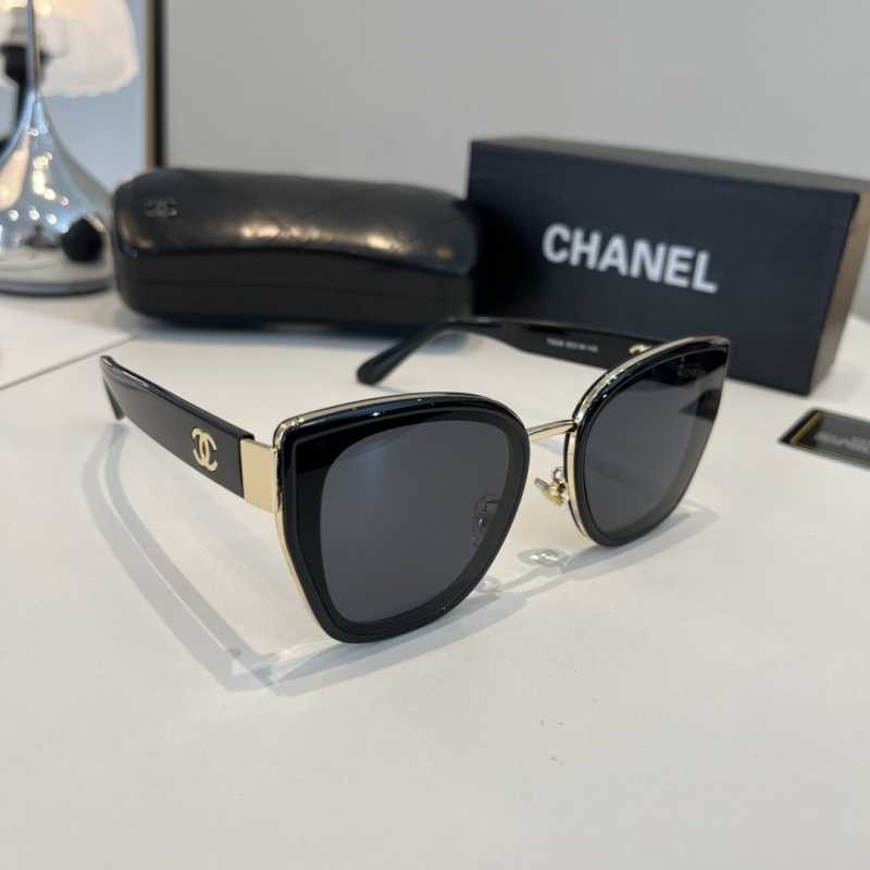 Солнечные очки Chanel