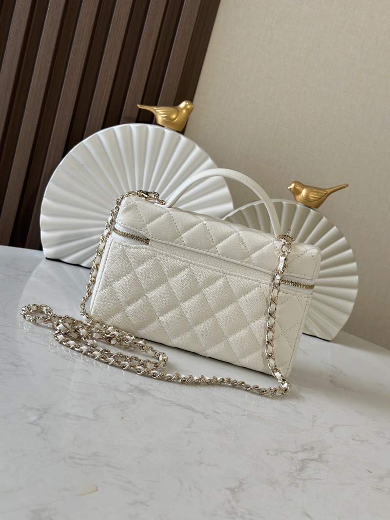 Белая сумка-коробка с золотой фурнитурой Chanel