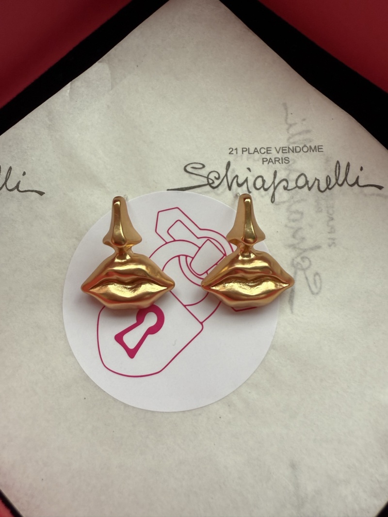 Серьги в виде губ Schiaparelli