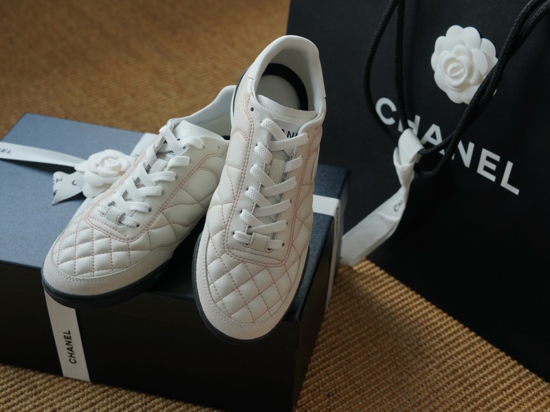 Женские белые кроссовки с кожаной отделкой Chanel