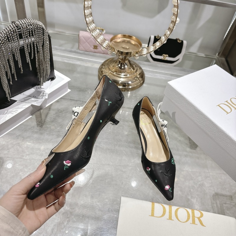 Женские туфли Dior с цветочной вышивкой