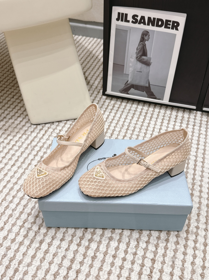 Женские туфли с сетчатым верхом и металлическим треугольником Prada