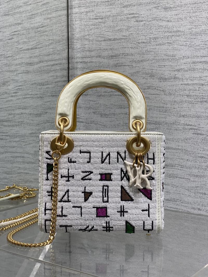 Сумка Dior Lady Dior с вышивкой и ручкой