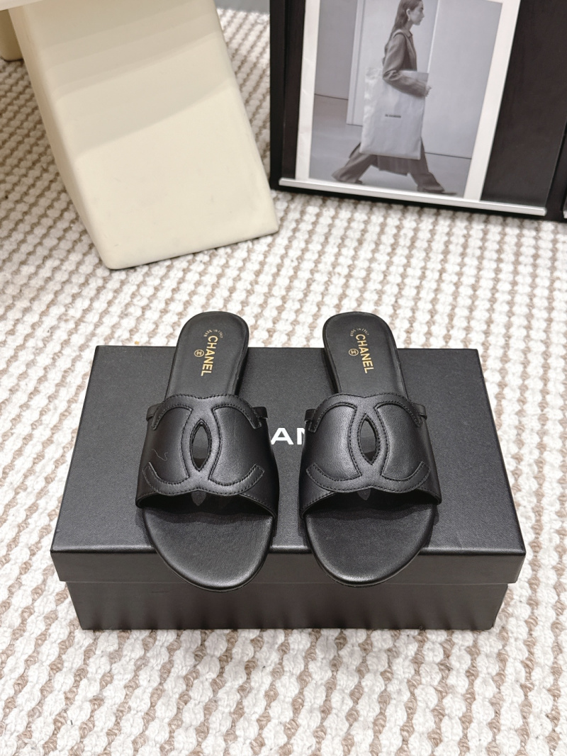 Чёрные шлёпанцы Chanel с логотипом