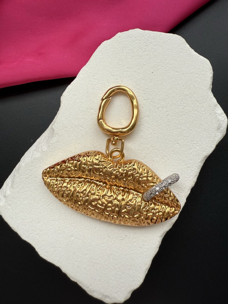 Подвеска в виде губ Schiaparelli