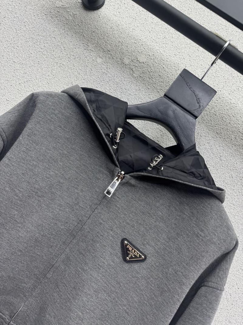Серая куртка Prada с логотипом