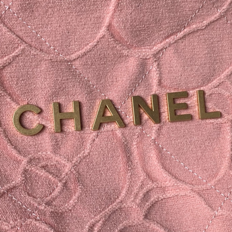 Розовая бархатная сумка Chanel с цветочным узором и цепочкой