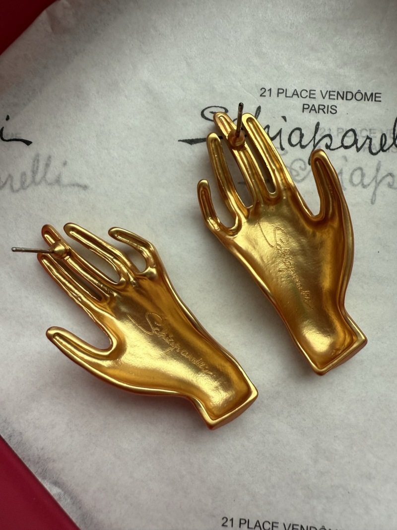 Серьги в виде рук Schiaparelli