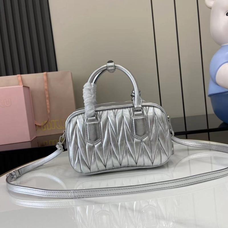 Сумка Miu Miu серебристая с ручкой