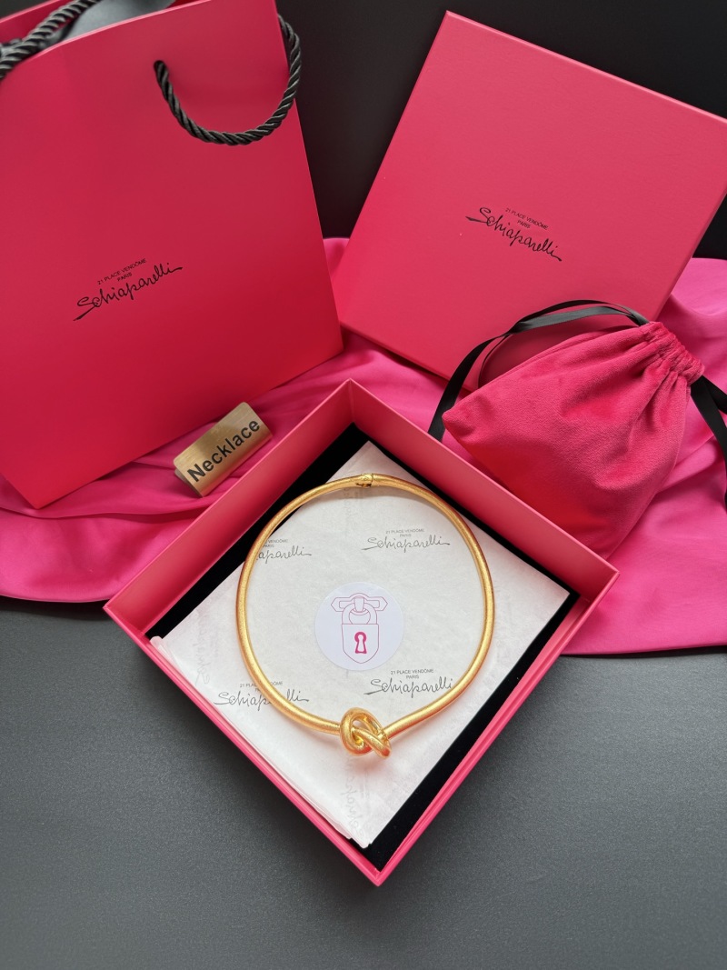 Золотистое колье с узлом Schiaparelli