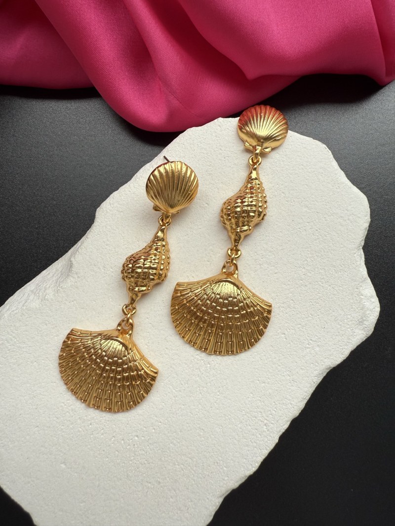 Золотистые серьги в виде ракушек Schiaparelli