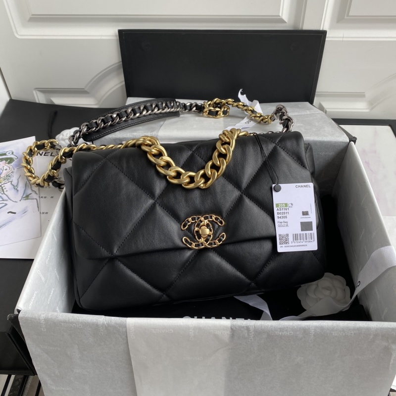Черная женская сумка с цепочкой и стеганой текстурой Chanel