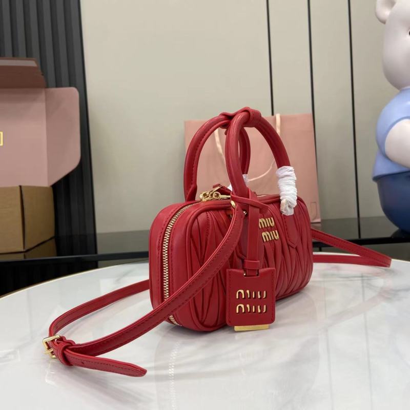 Мини-сумка Miu Miu красная с ручкой