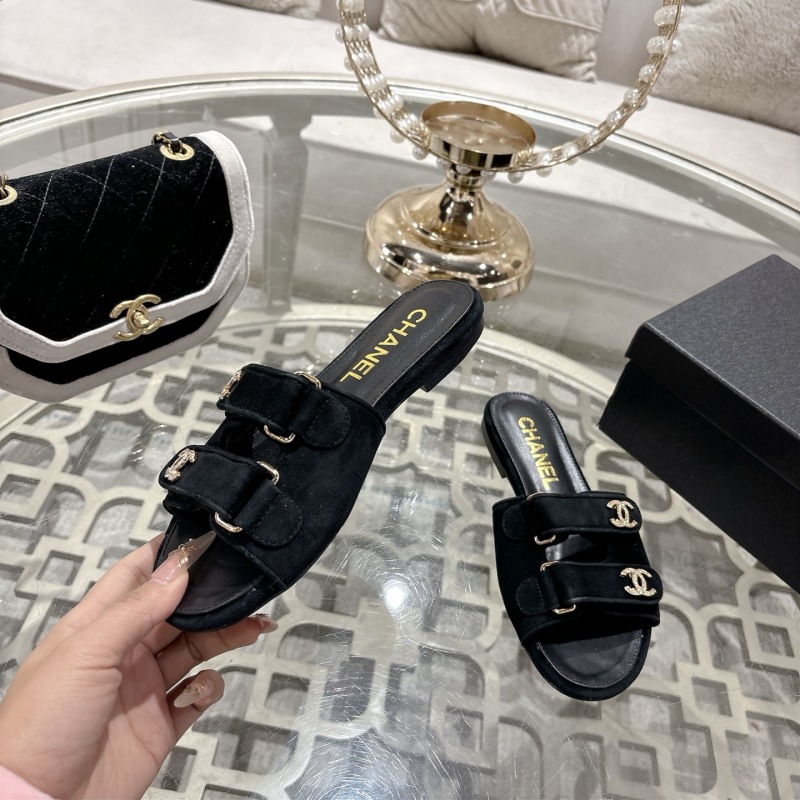 Женские черные сандалии на плоской подошве с декором Chanel