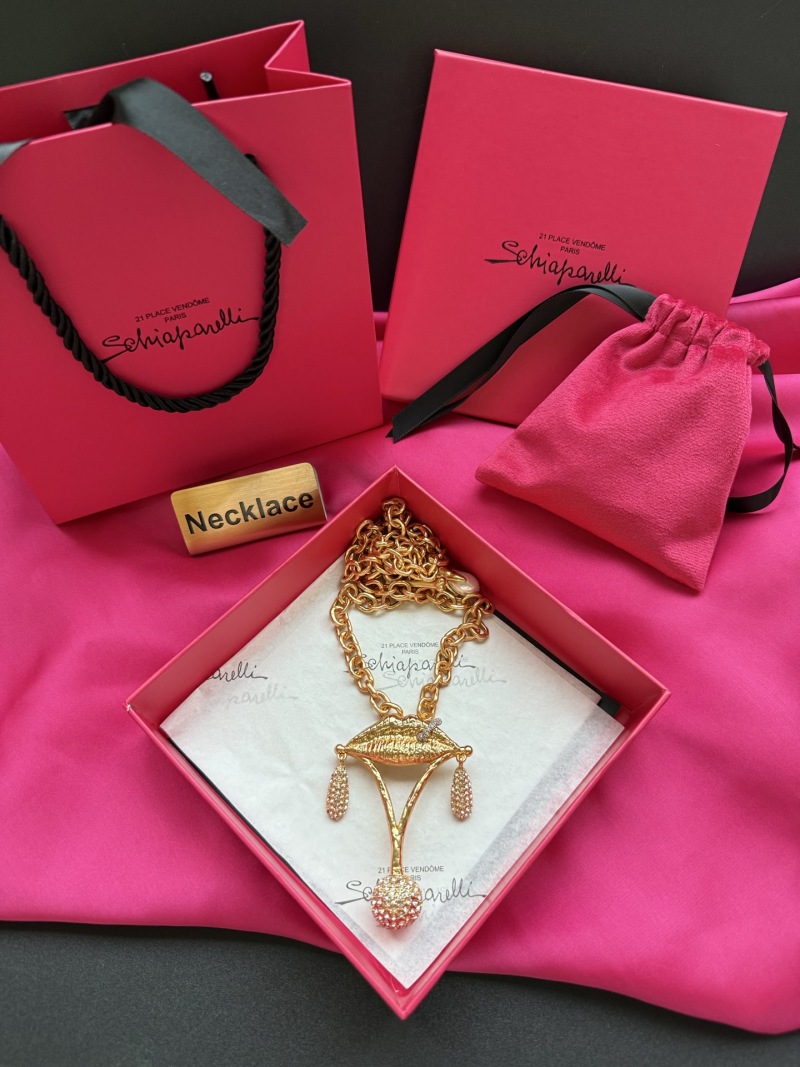 Золотистое колье с подвеской в виде губ Schiaparelli