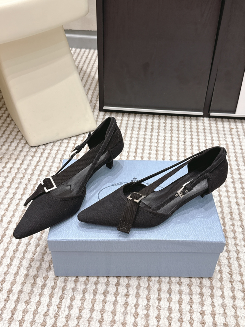 Женские черные туфли на каблуке с пряжкой Prada