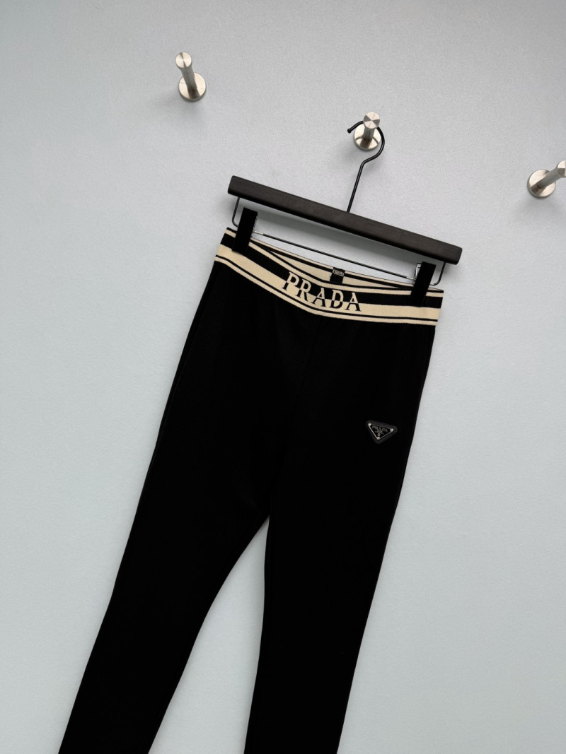 Чёрные брюки Prada с логотипом
