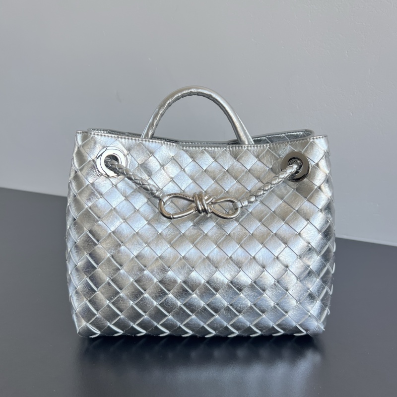 Сумка Bottega Veneta Andiamo серебристая плетеная