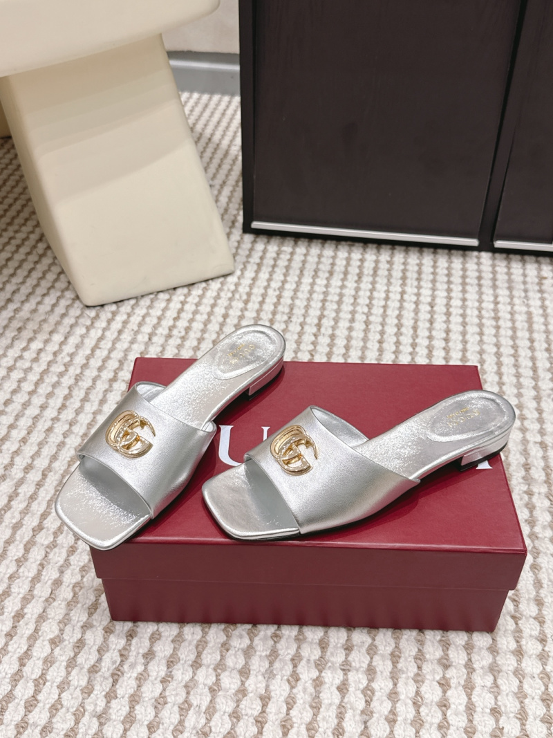 Женские босоножки с металлическим логотипом GG Gucci