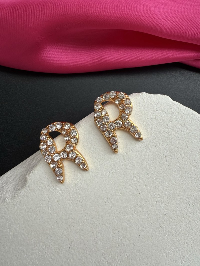 Серьги Schiaparelli в виде букв 'PR' с кристаллами