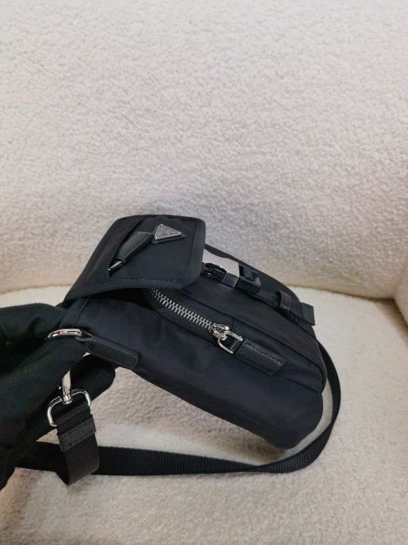 Сумка Prada из регенерированного нейлона
