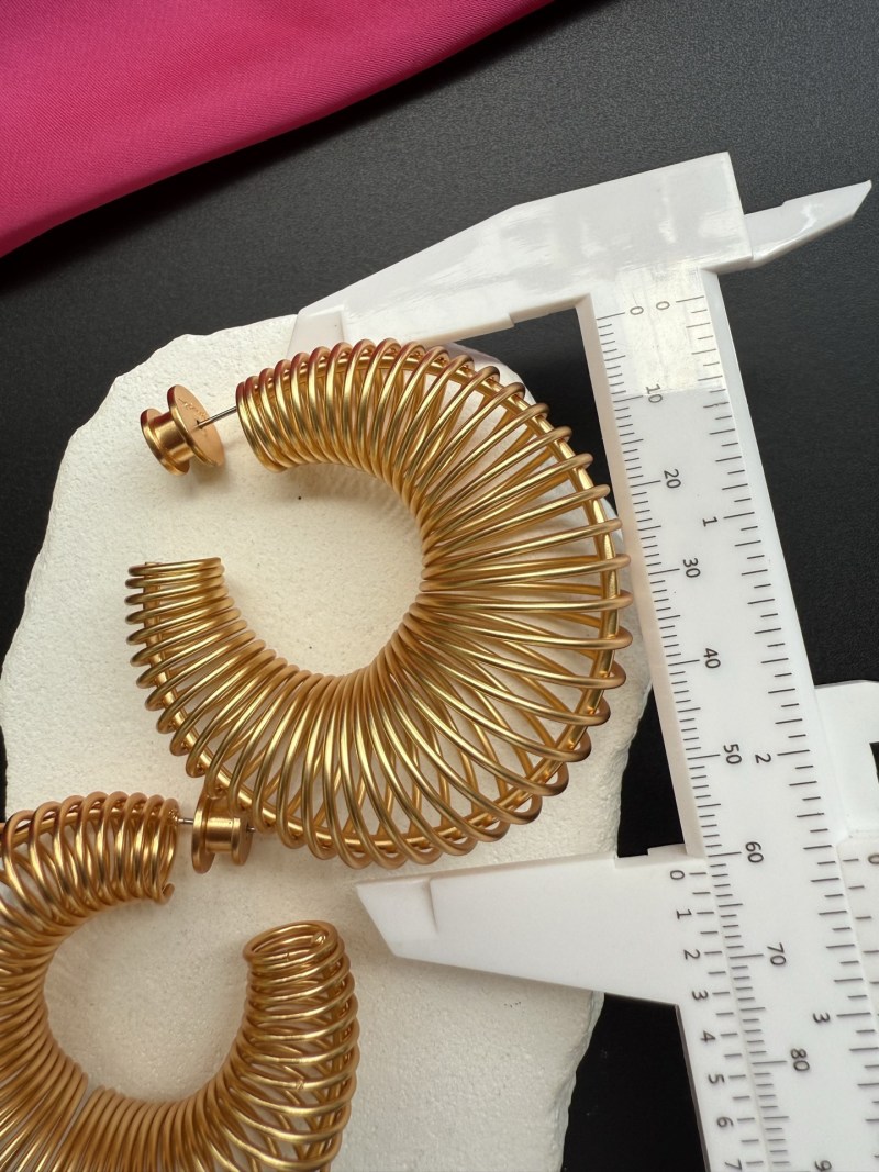 Золотистые серьги-кольца с витой конструкцией Schiaparelli