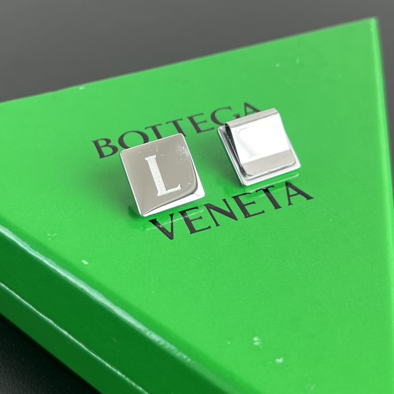 Зажим-подкова Bottega Veneta с буквой J