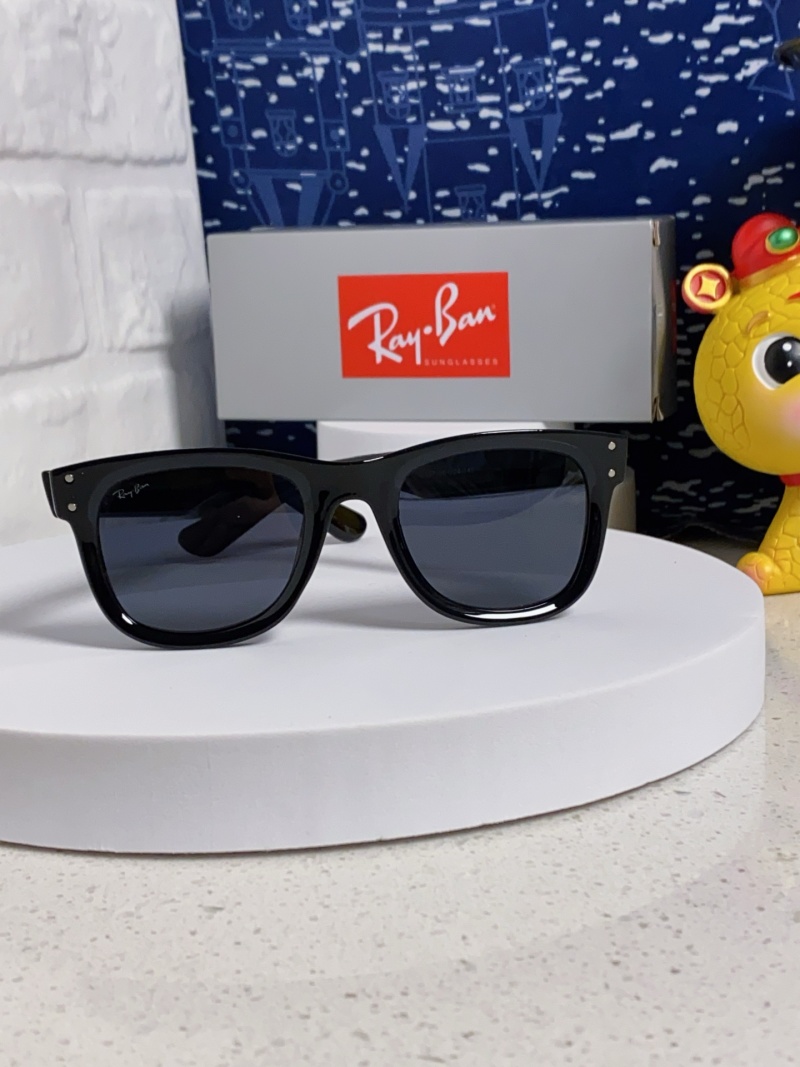 Солнцезащитные очки Ray-Ban классической формы