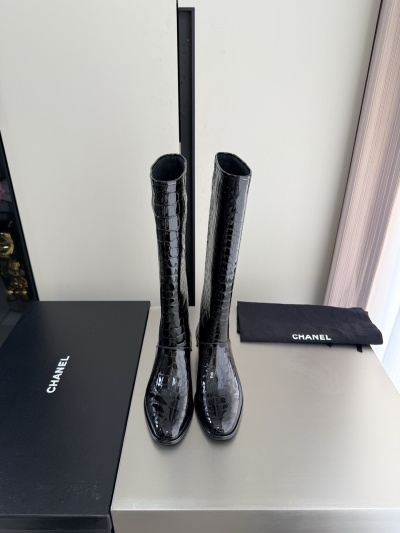 Женские сапоги Chanel с крокодиловой текстурой черного цвета